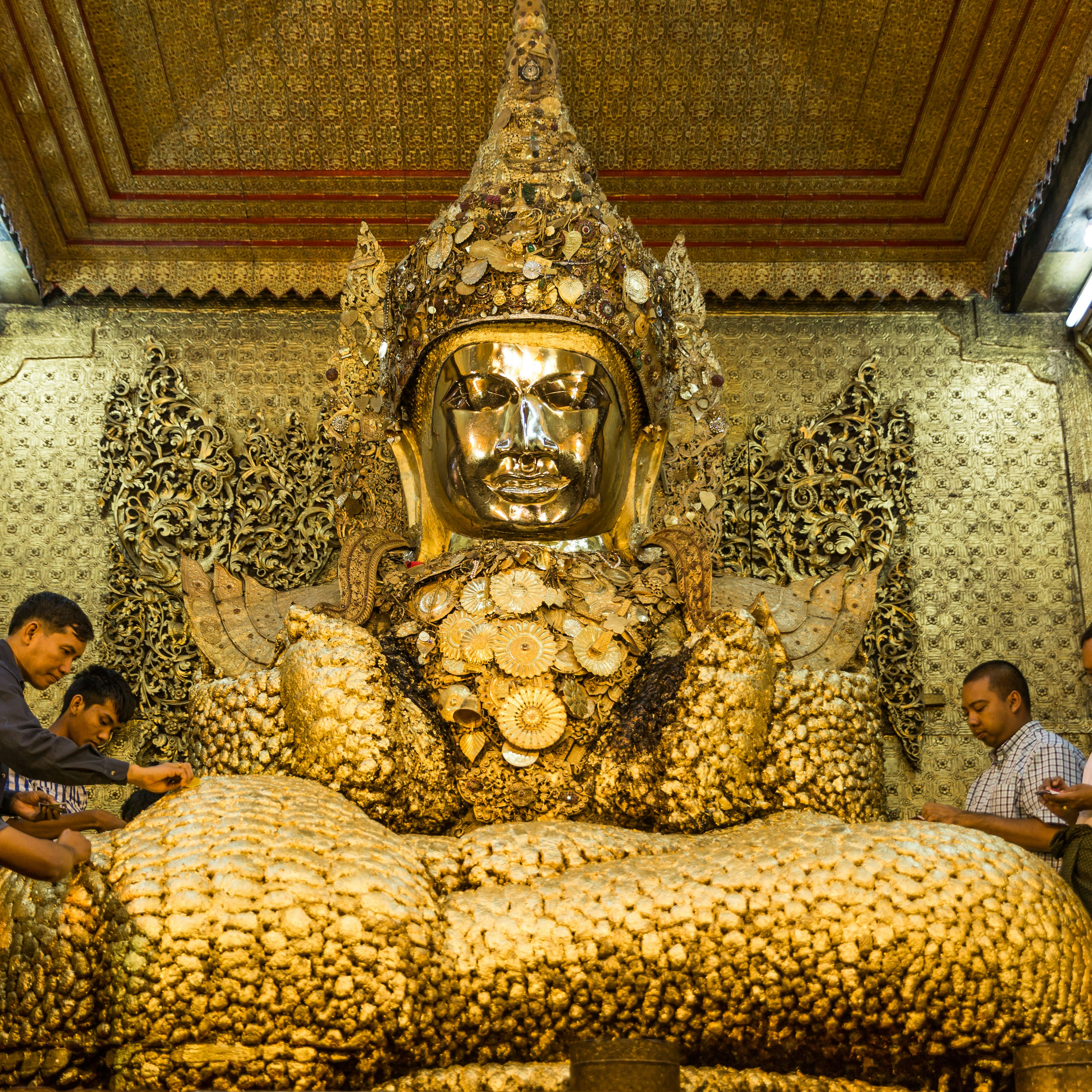 The golden buddha of Mahamuni Paya.