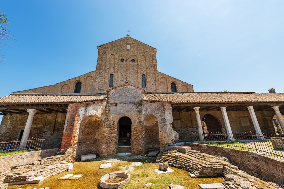 Torcello island, Basilica and Cathedral of Santa Maria Assunta in Venetian-Byzantine style (639), one of the oldest churches in Venice, and the Church of Santa Fosca (IX-XII century), Venice lagoon, UNESCO world heritage site, Veneto, Italy, Europe.
1459295311