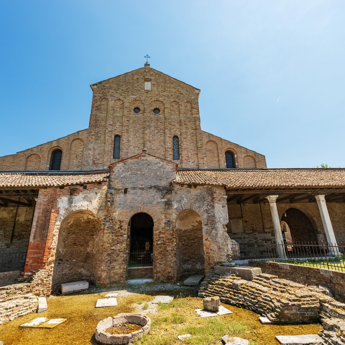 Torcello island, Basilica and Cathedral of Santa Maria Assunta in Venetian-Byzantine style (639), one of the oldest churches in Venice, and the Church of Santa Fosca (IX-XII century), Venice lagoon, UNESCO world heritage site, Veneto, Italy, Europe.
1459295311