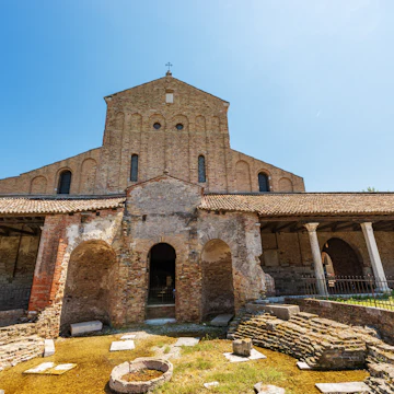 Torcello island, Basilica and Cathedral of Santa Maria Assunta in Venetian-Byzantine style (639), one of the oldest churches in Venice, and the Church of Santa Fosca (IX-XII century), Venice lagoon, UNESCO world heritage site, Veneto, Italy, Europe.
1459295311