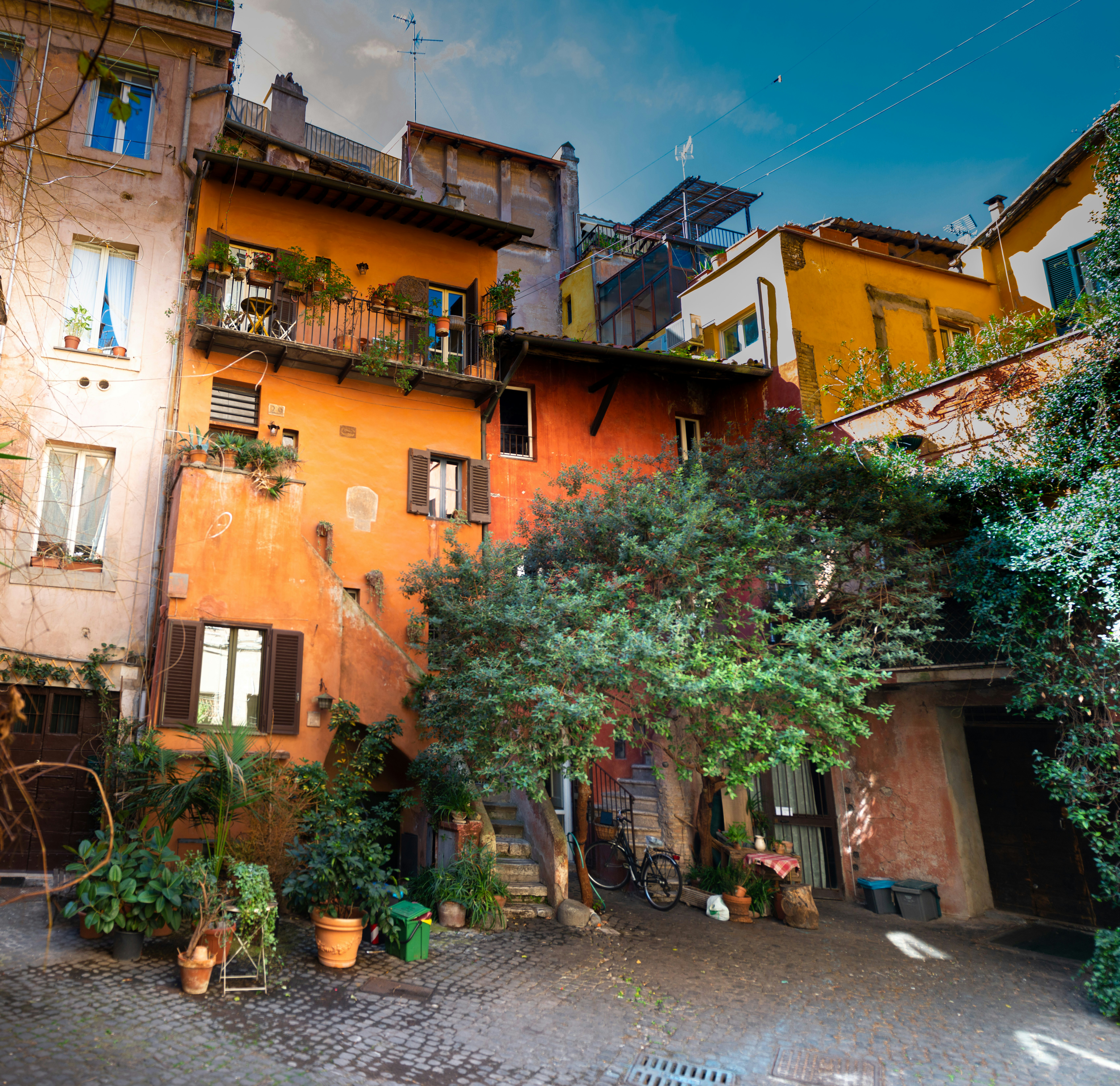 Small courtyard in Rome , with rustic ocher houses and vine trees.
1480158885