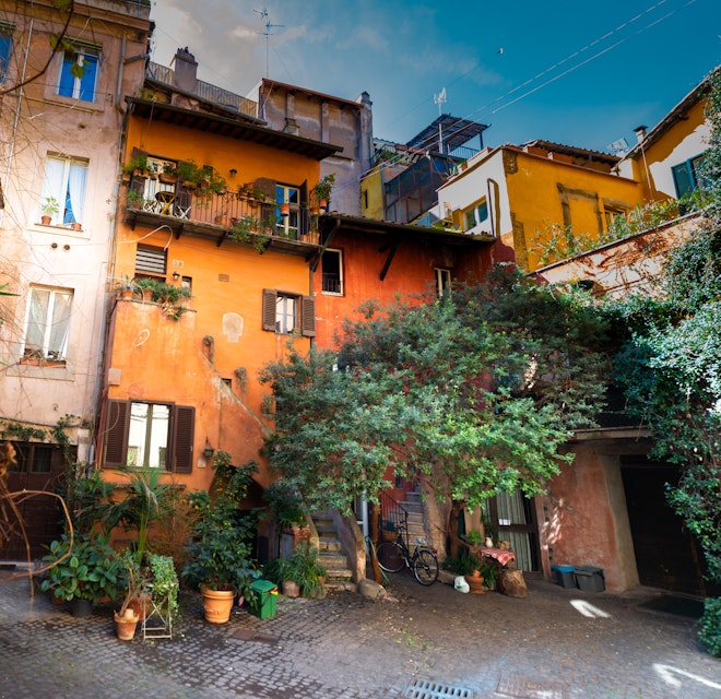 Small courtyard in Rome , with rustic ocher houses and vine trees.
1480158885
