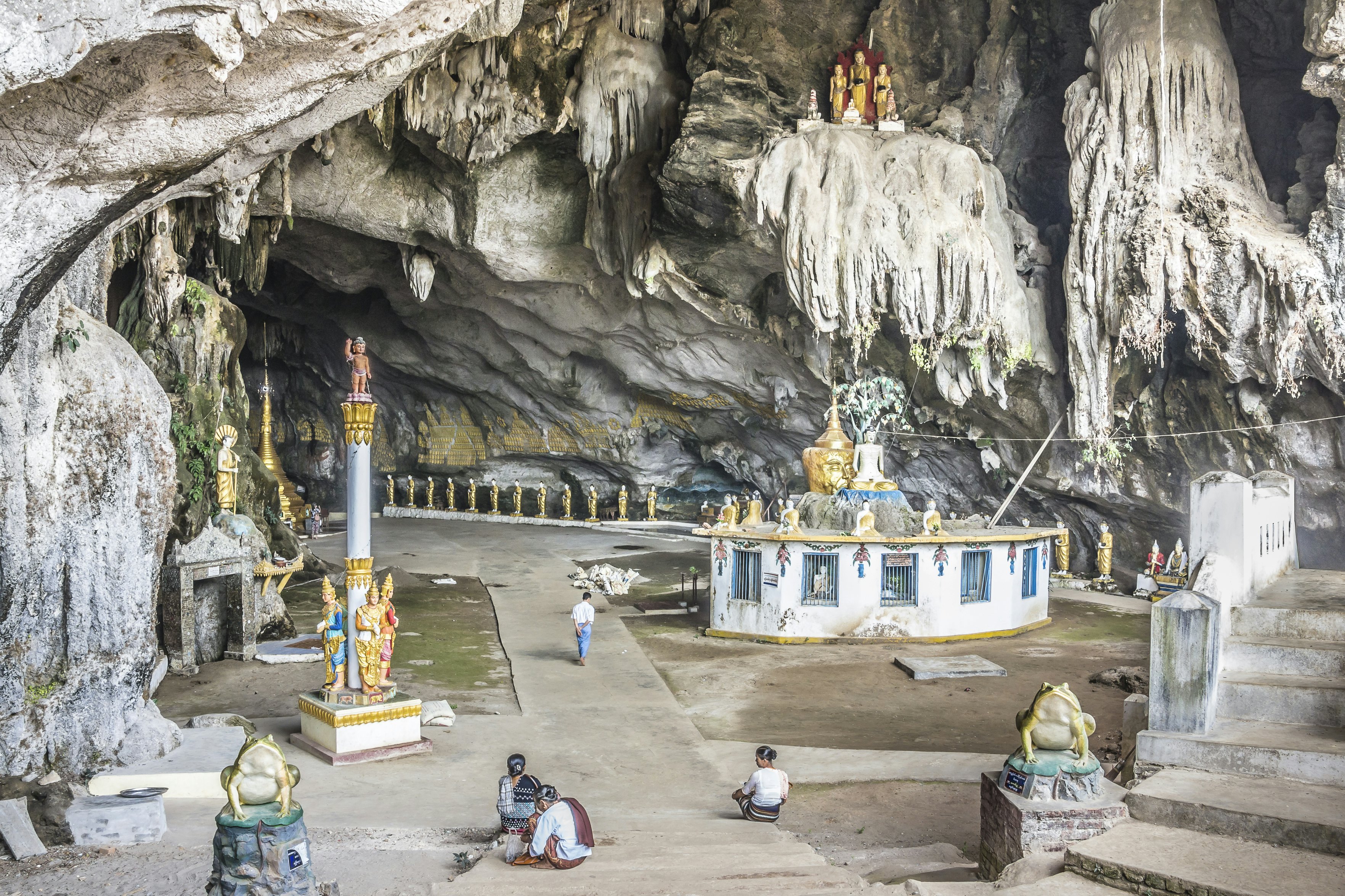 The entrance hall of Saddan cave.
