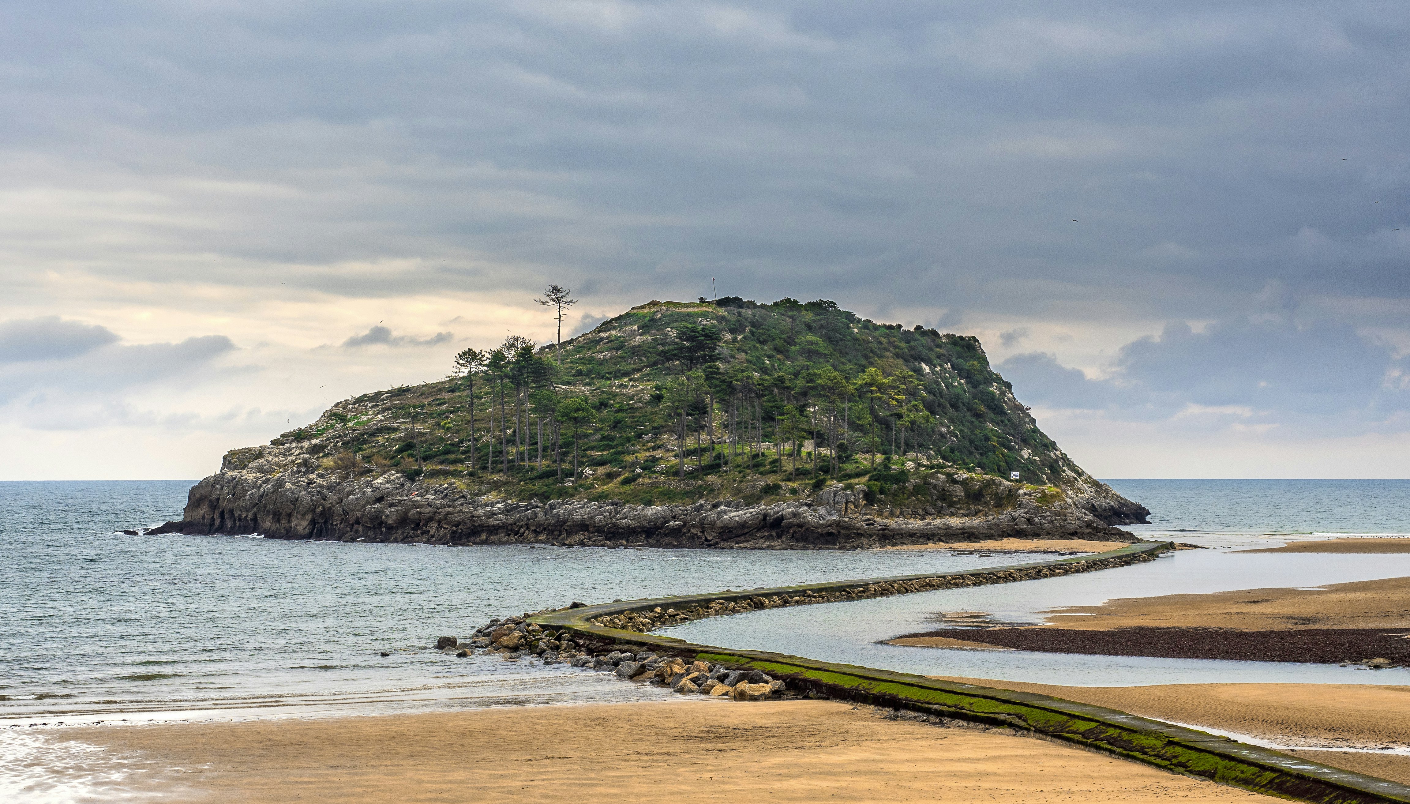 Isla de San Nicolás, known in Basque as Garraitz.
