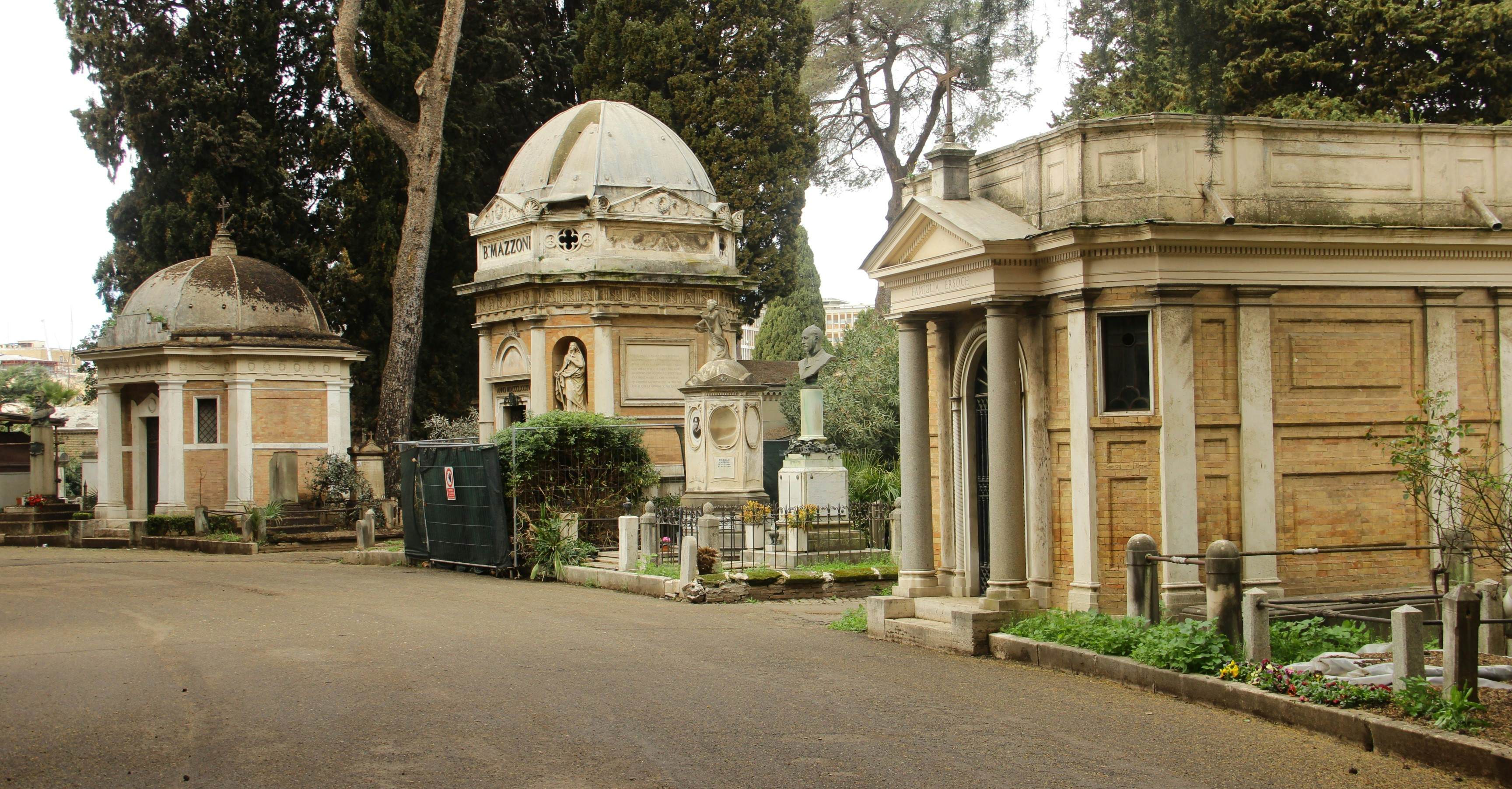 The Campo Verano is a cemetery in Rome, located near the Basilica of San Lorenzo fuori le mura. The picture shows funeral monuments
650734914