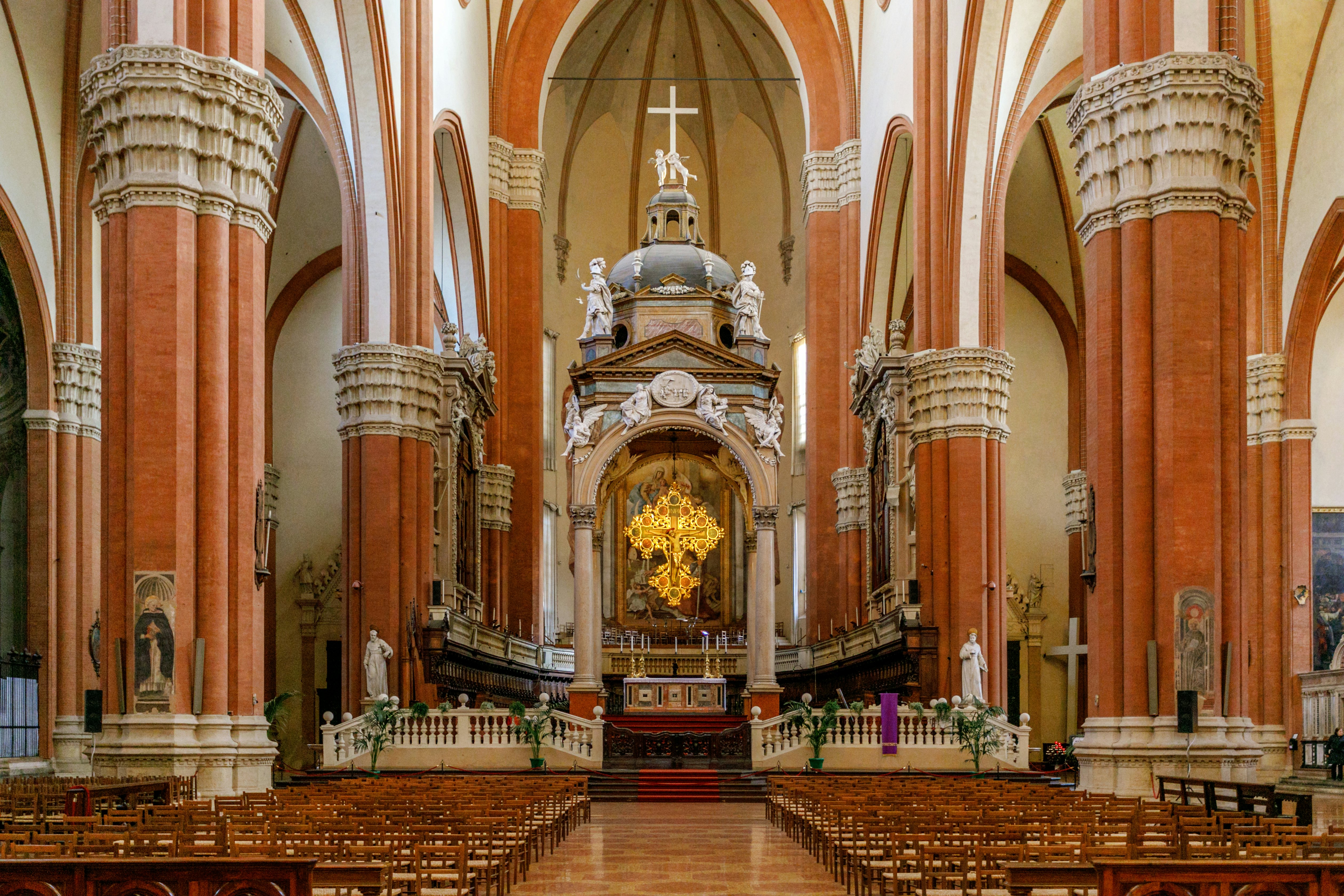 Wide-angle interior view of the Basilica of San Petronio, Piazza Maggiore, Bologna, Italy showing the marble columns and ornate gilded cross above the altar.
656090378
campanile, palazzo