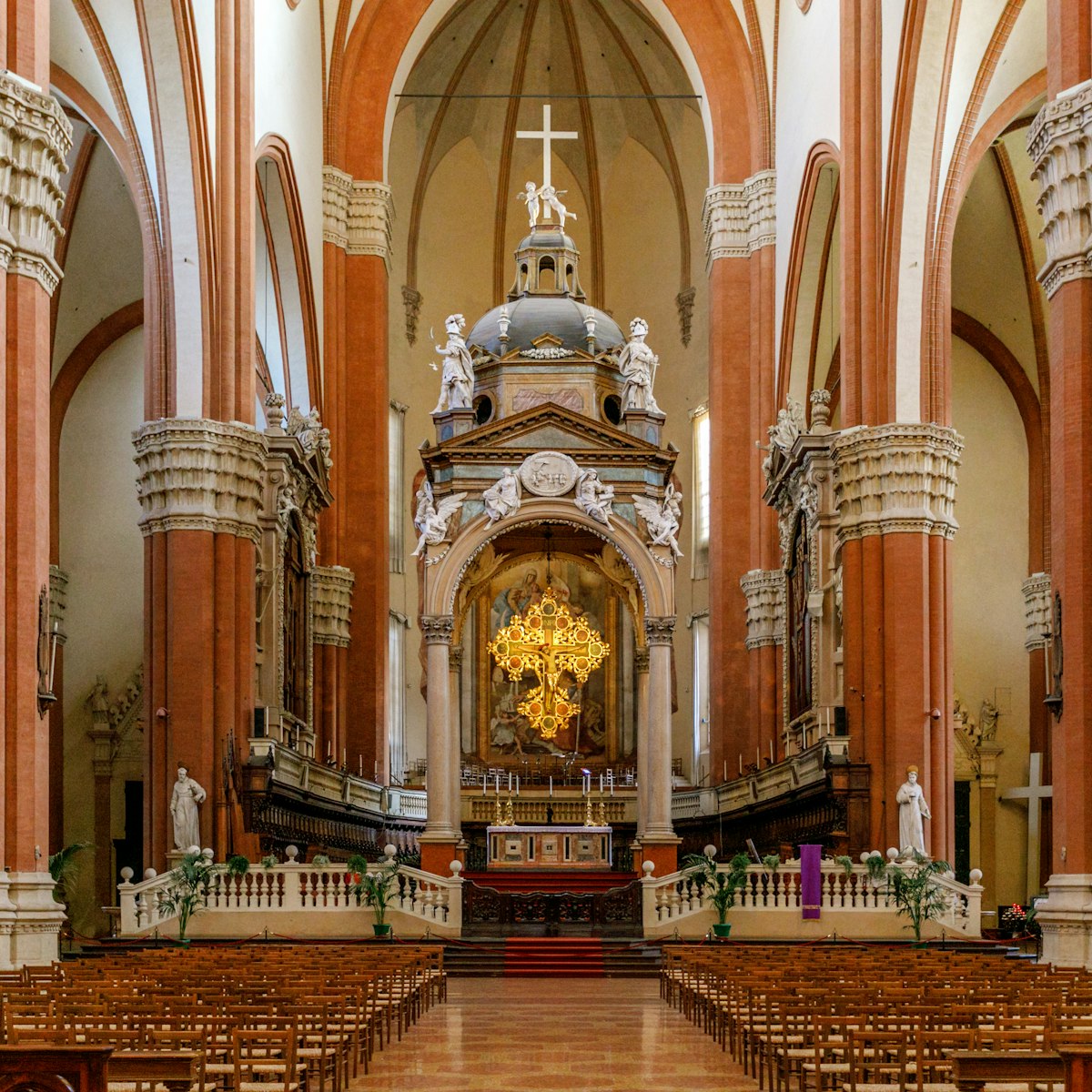 Wide-angle interior view of the Basilica of San Petronio, Piazza Maggiore, Bologna, Italy showing the marble columns and ornate gilded cross above the altar.
656090378
campanile, palazzo