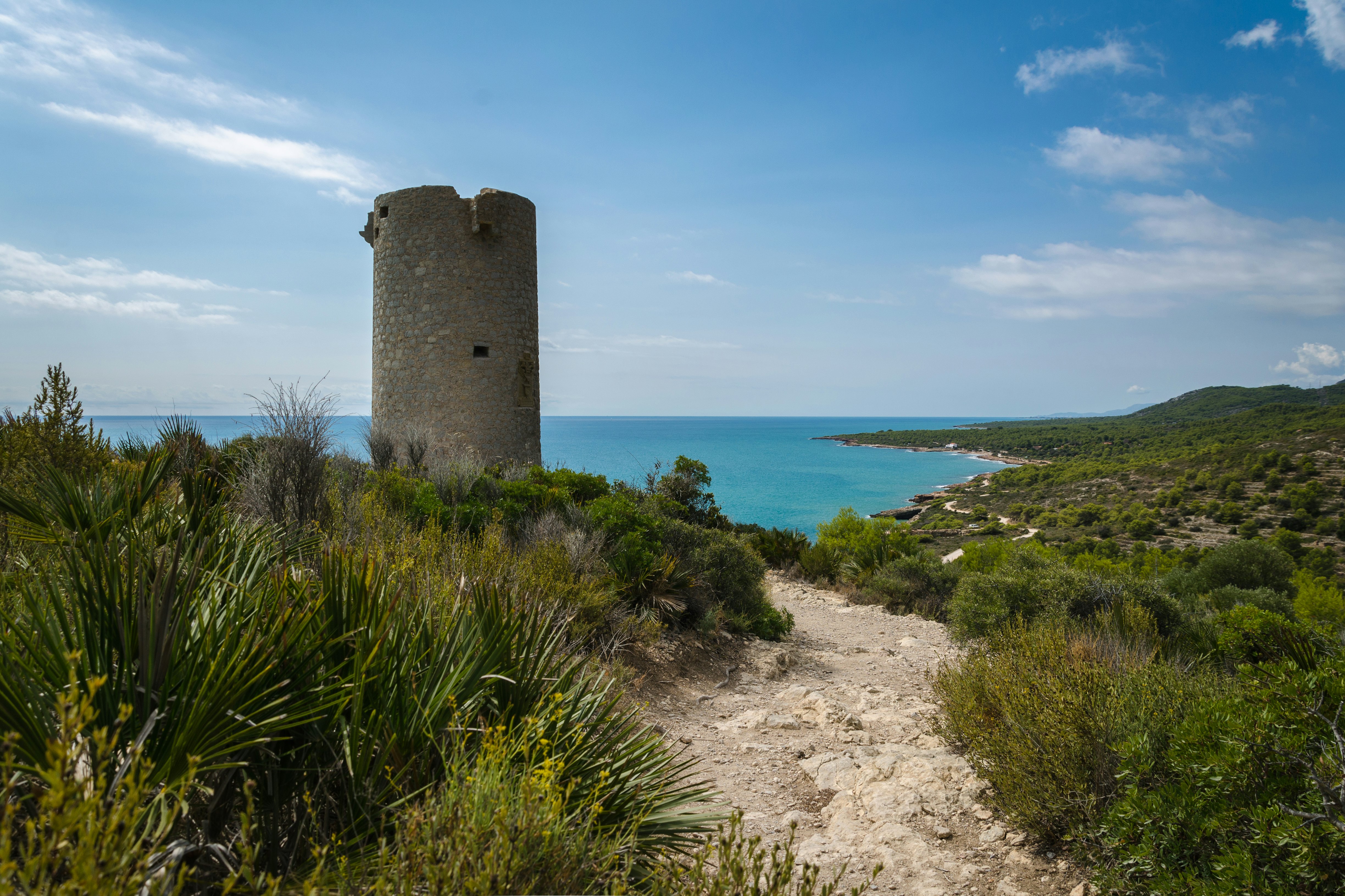 The Badúm sentinel tower and the coastline of the Sierra de Irta Park.