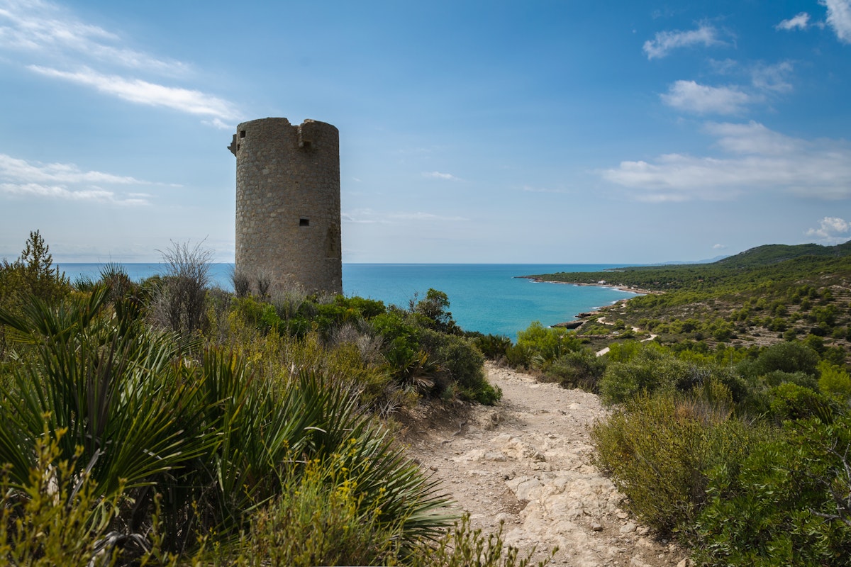 The Badúm sentinel tower and the coastline of the Sierra de Irta Park.
