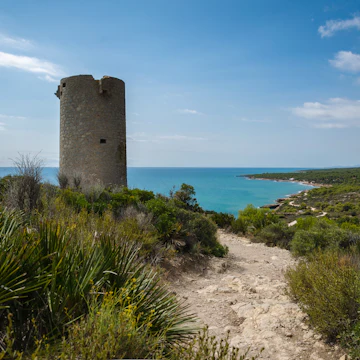 The Badúm sentinel tower and the coastline of the Sierra de Irta Park.