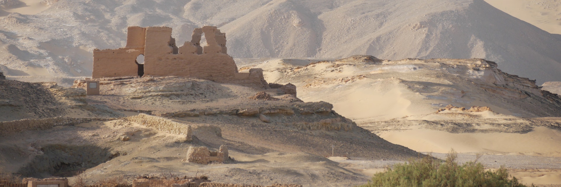 The ruins of Qasr Al Labakha in the desert.