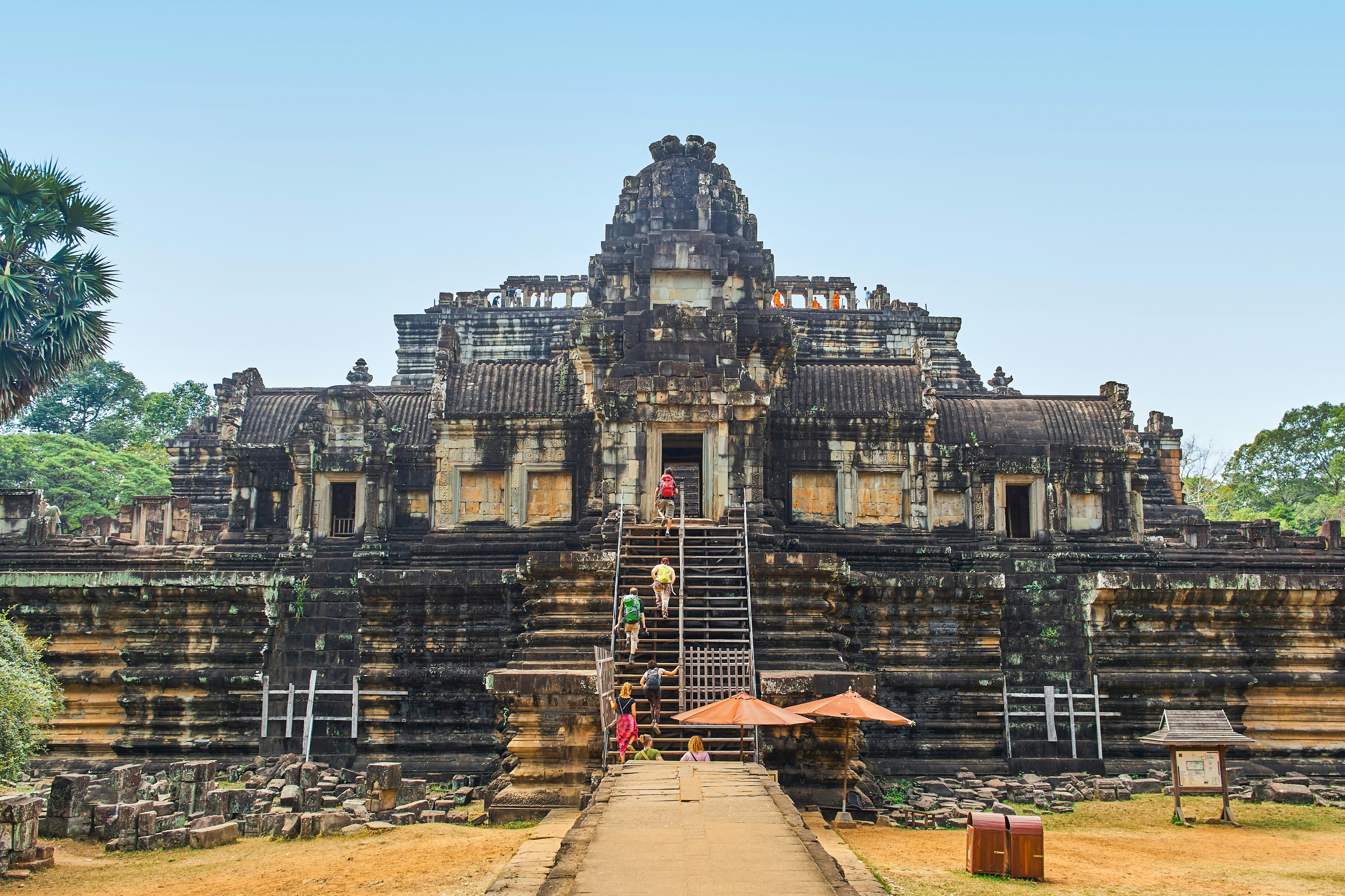 People walking to Baphuon Temple.