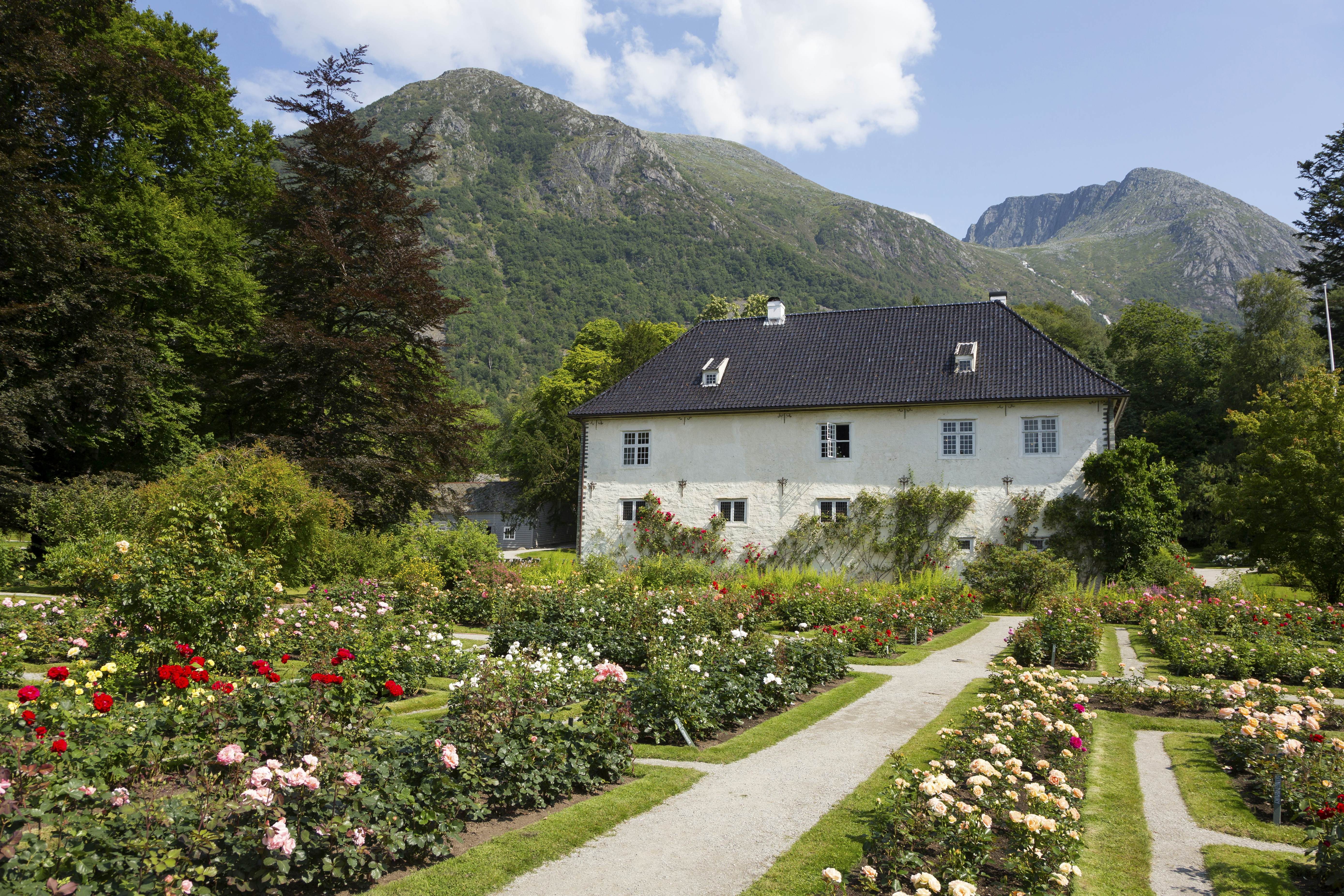 Baroniet Rosendal and the renaissance rose garden.