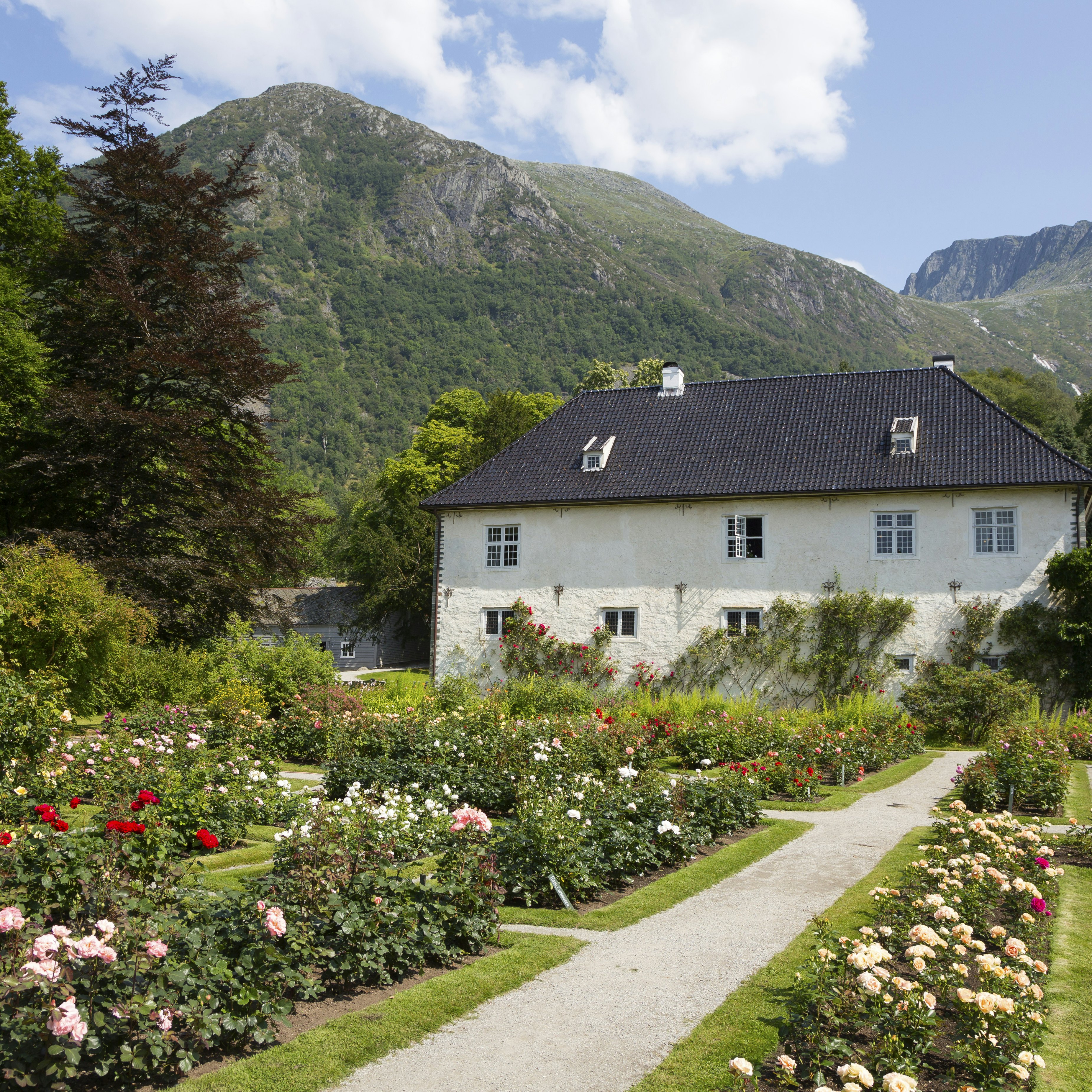 Baroniet Rosendal and the renaissance rose garden.