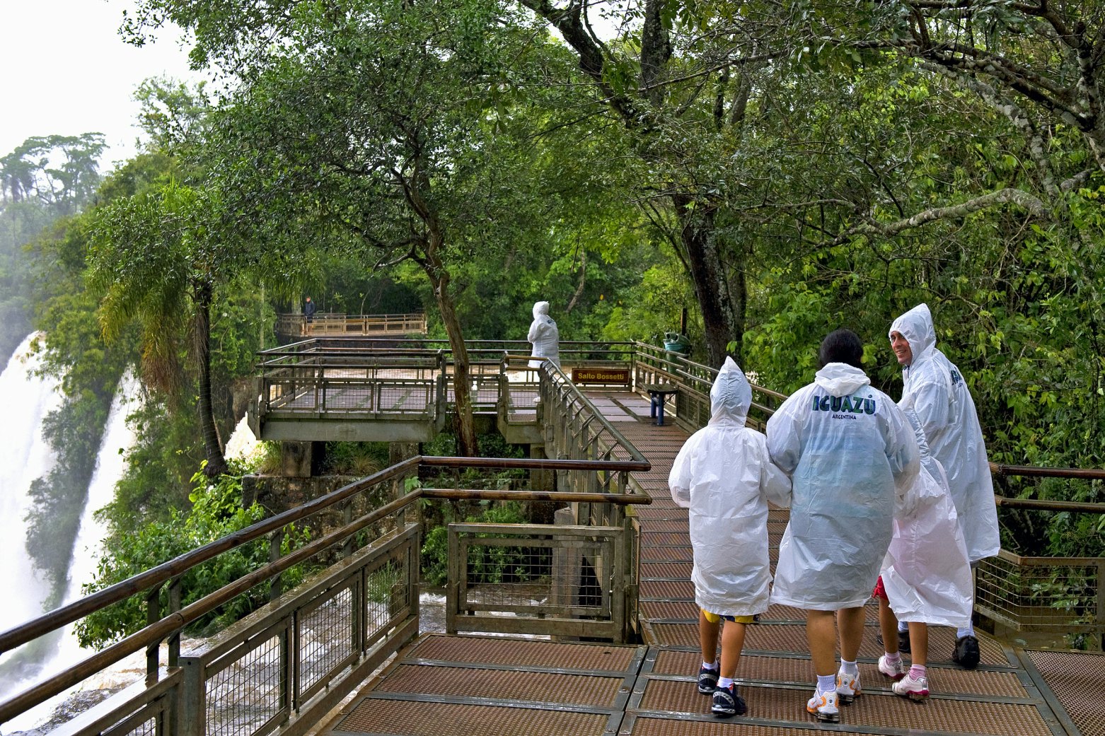 Visitors of the Iguazu Falls walking along the upper circuit (Argentina, Misiones province)
1134925072
landscape, scenery, paseo superior, argentinian side, misiones, raincoats, iguazu falls