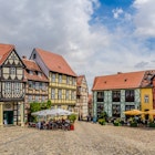 View of the Schlossplatz in Quedlinburg with historic half-timbered houses in summer
1343866082