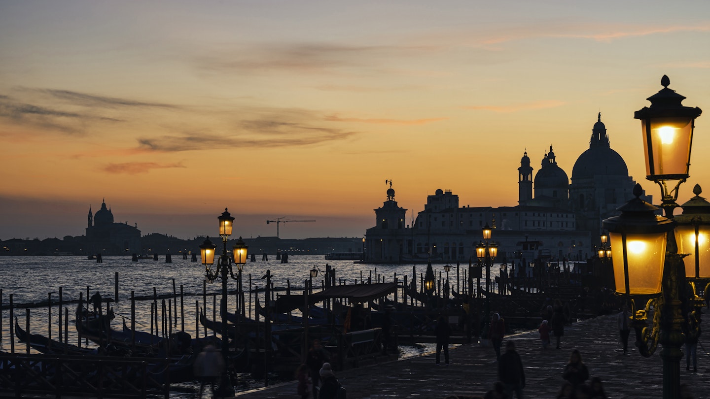 autumnal sunset over Venice city
1405164902