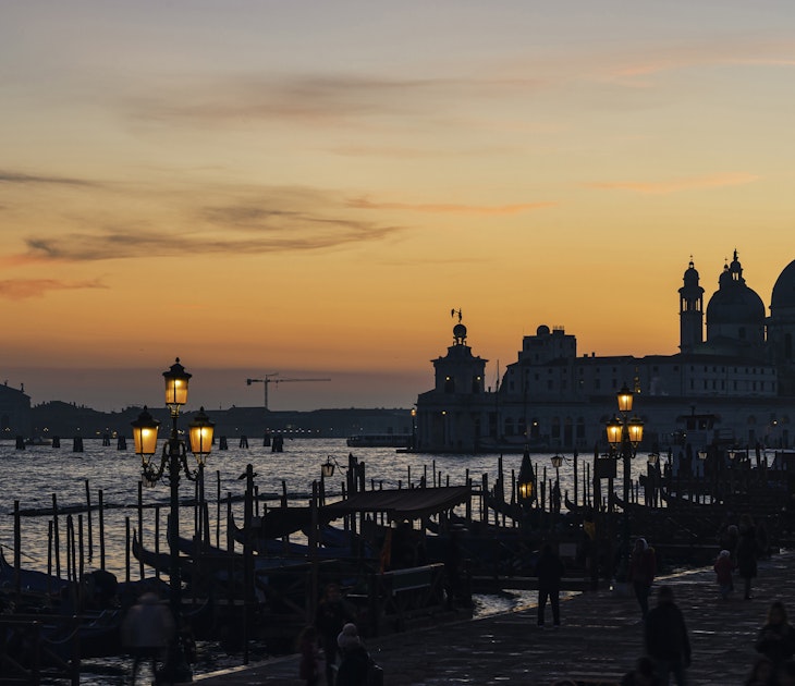 autumnal sunset over Venice city
1405164902