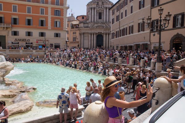 Keep out of the Trevi Fountain and 32 other acts you should avoid in Italy