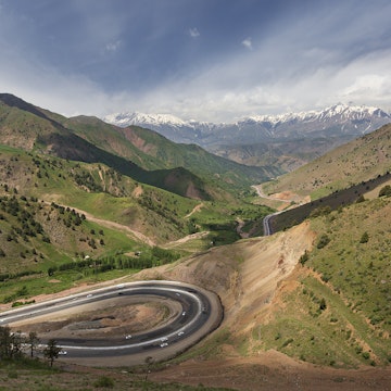 View over the winding roads and mountains between Tashkent and Fergana Valley in Uzbekistan.
906020010
