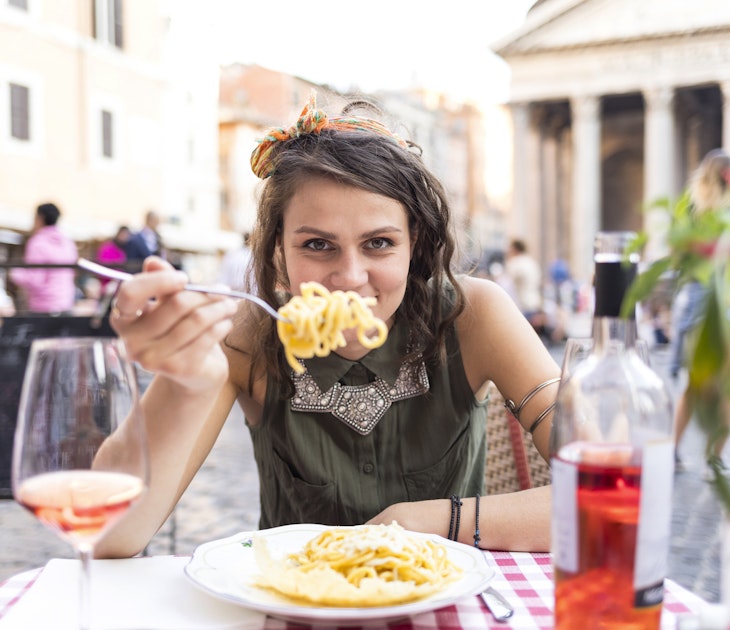 Young beautiful woman having meal in front ot Pantheon in Rome
949691978