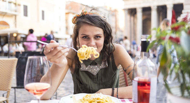Young beautiful woman having meal in front ot  Pantheon in Rome
949691978