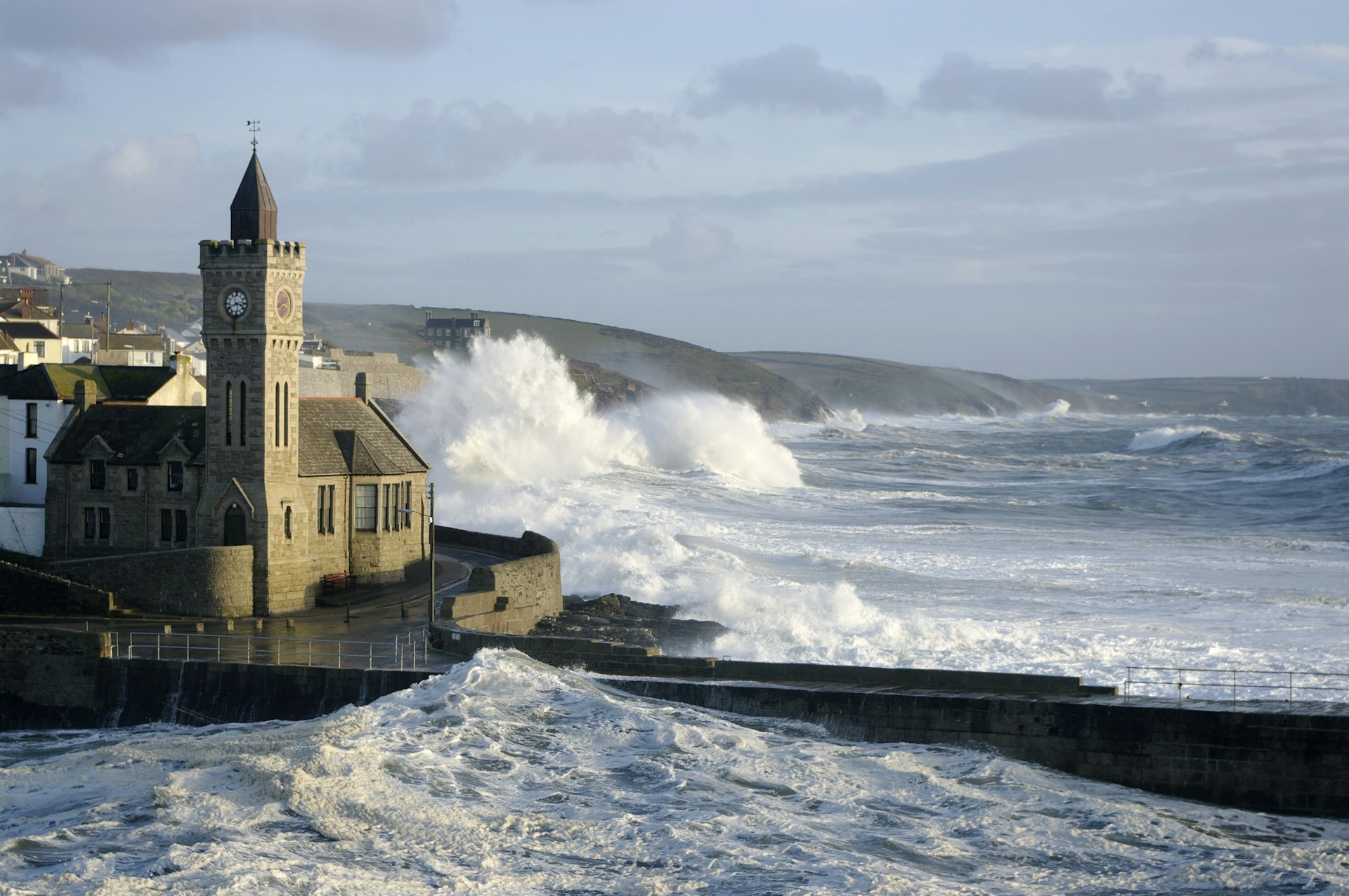 Un mar tormentoso con grandes olas golpeando el puerto exterior de Porthleven en Inglaterra