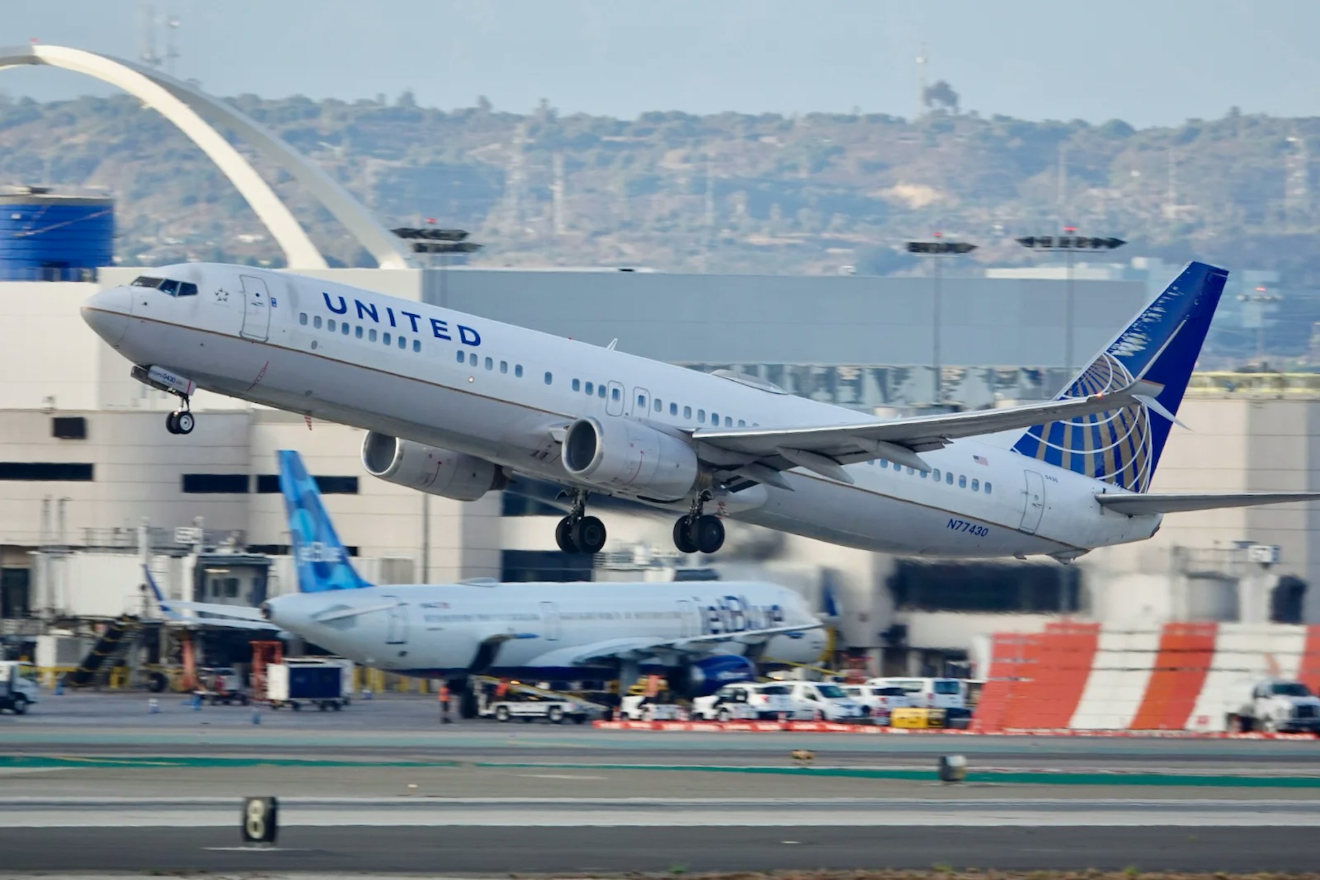 A United plane takes off