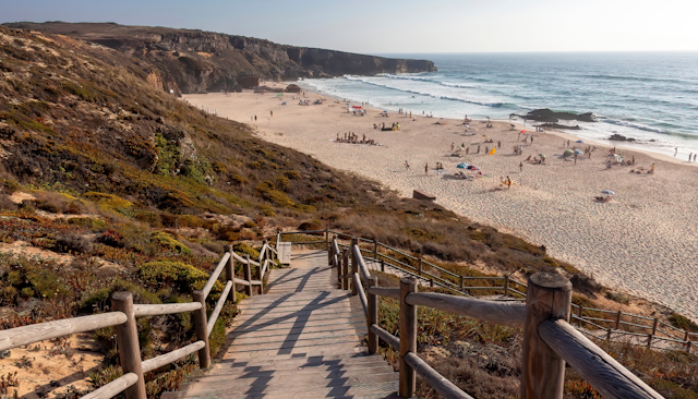 Walkway leading to Praia do Malhão beach