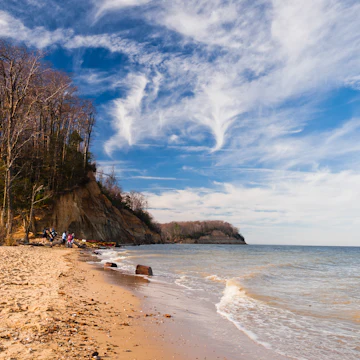 Beach and cliffs on the Chesapeake Bay at Calvert Cliffs State Park, Maryland.