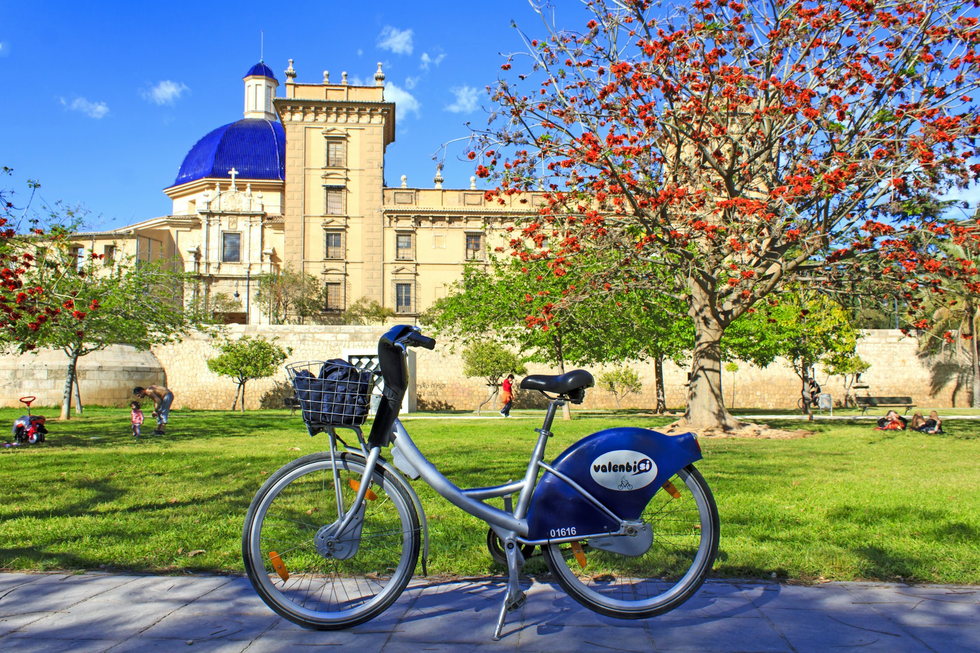 Aluguer gratuito de bicicletas urbanas "Valenbisi" em Valência em frente ao Museu de Belas Artes de Valência, Espanha