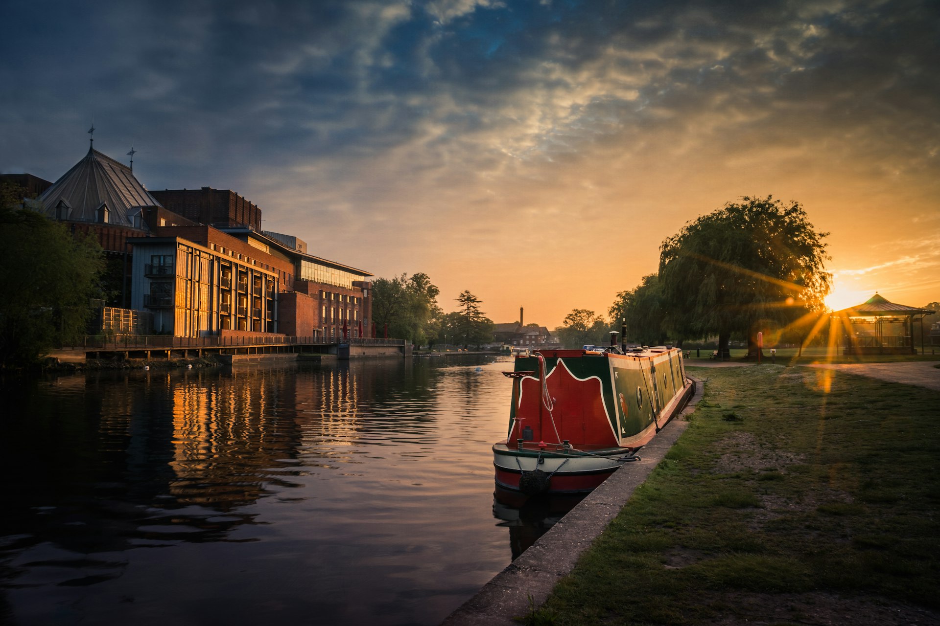 Narrow boat in on the Avon River at Stratford-upon-Avon during sunset