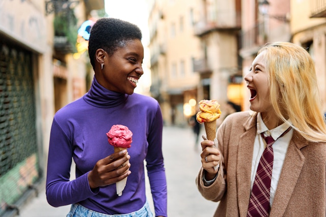 多民族游客在巴塞罗那的街上吃冰淇淋时玩得开心1459057586亚洲，玩得开心，笑，度假，表情，在一起，周末，奶油，奶油，两个，两个女人在巴塞罗那的街道上笑着享受冰淇淋