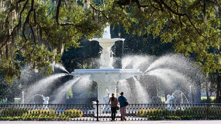 USA, Georgia, Savannah, fountain in Forsyth Park.
513709771
null