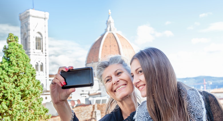 autumn, outdoor, daylight, city, city break, holiday, travel, vacation, travel destination, casual clothes, mother, daughter, long hair, smiling, happy, holding, landscape, panoramic view, blue sky, happiness, enjoyment, togetherness, mob,ile phone, technology, taking photo, arm raised, looking at, selfie