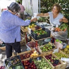 Portugal, Lisbon, Bairro Alto, Jardim do Principe Real, park vendor booth offering fresh produce. (Photo by: Jeffrey Greenberg/Universal Images Group via Getty Images)
953920278
bairro alto, jardim do principe real, park, garden, mercado biologico do principe real, organic market, vendor booth stall, fruits, vegetables, woman, display sale