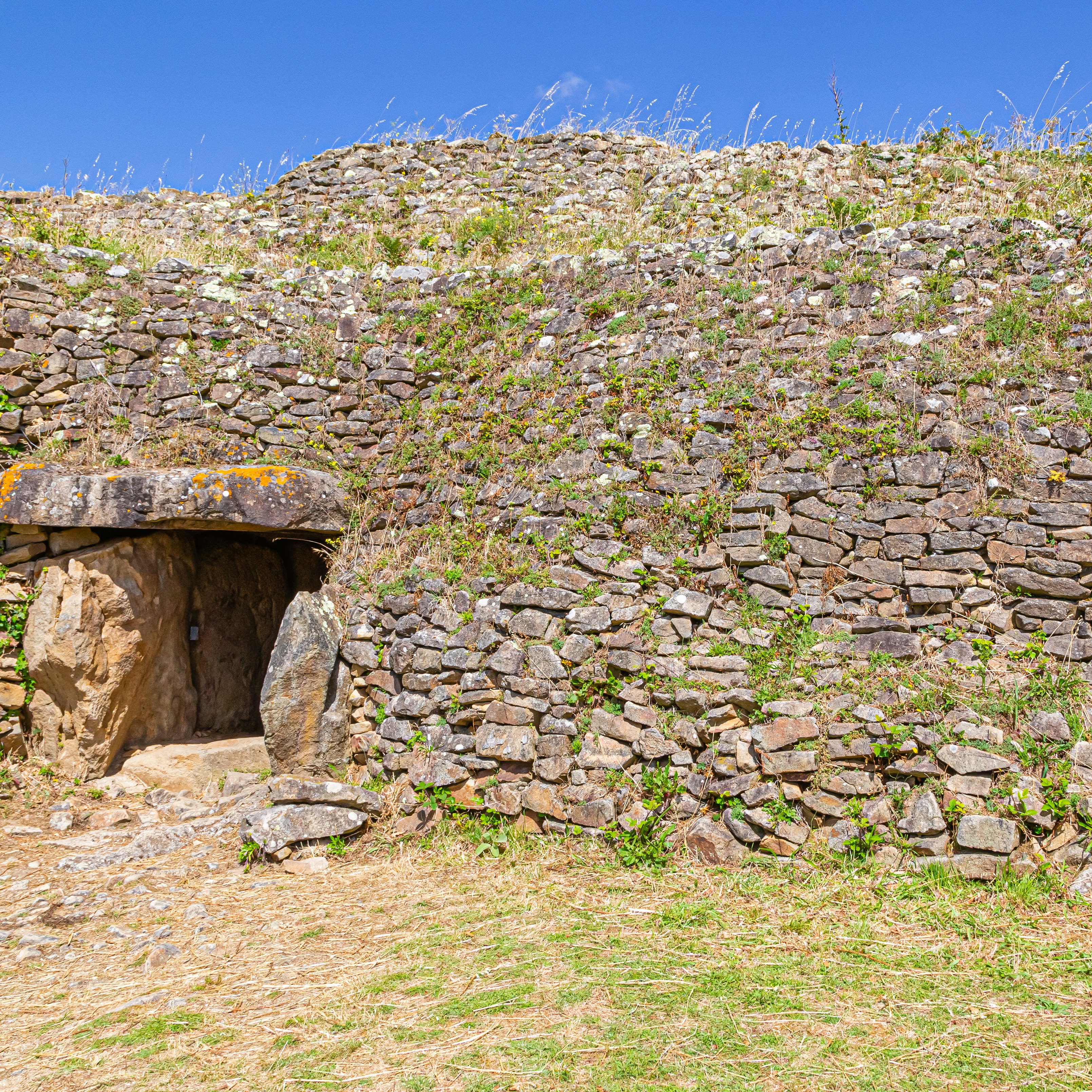 The cairn of Gavrinis is located on the island of Gavrinis located in the central part of the Gulf of Morbihan.