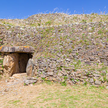 The cairn of Gavrinis is located on the island of Gavrinis located in the central part of the Gulf of Morbihan.