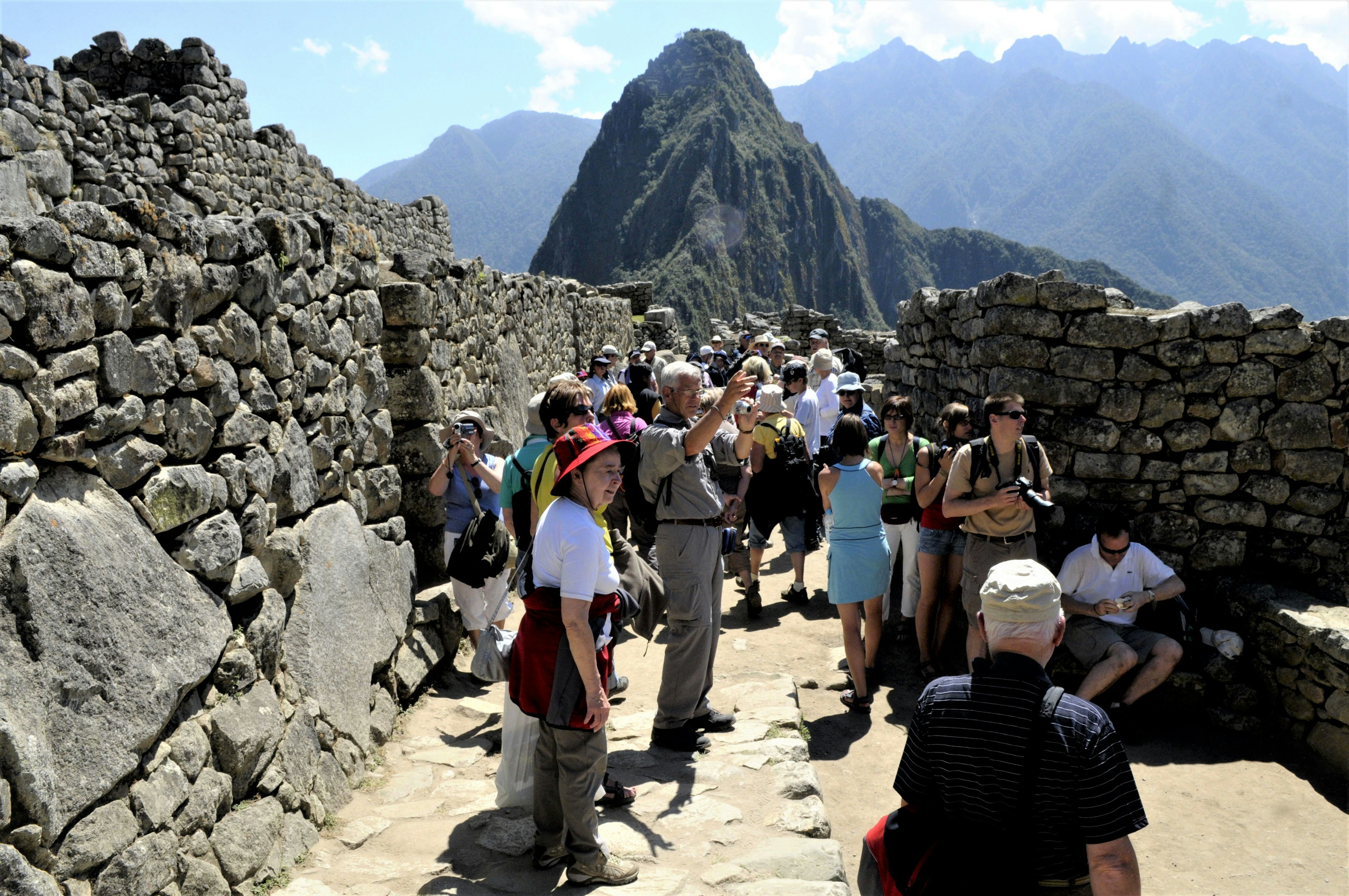 Una multitud de turistas visitando el sitio arqueológico de Macchu Picchu. Shutterstock