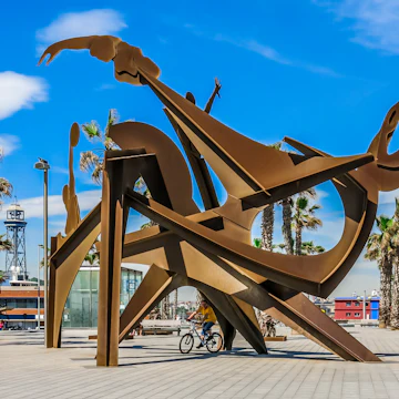 Sculpture Homenaje a la Natacio by Alfredo Lenz on Placa del Mar, Barceloneta in Barcelona, Spain.