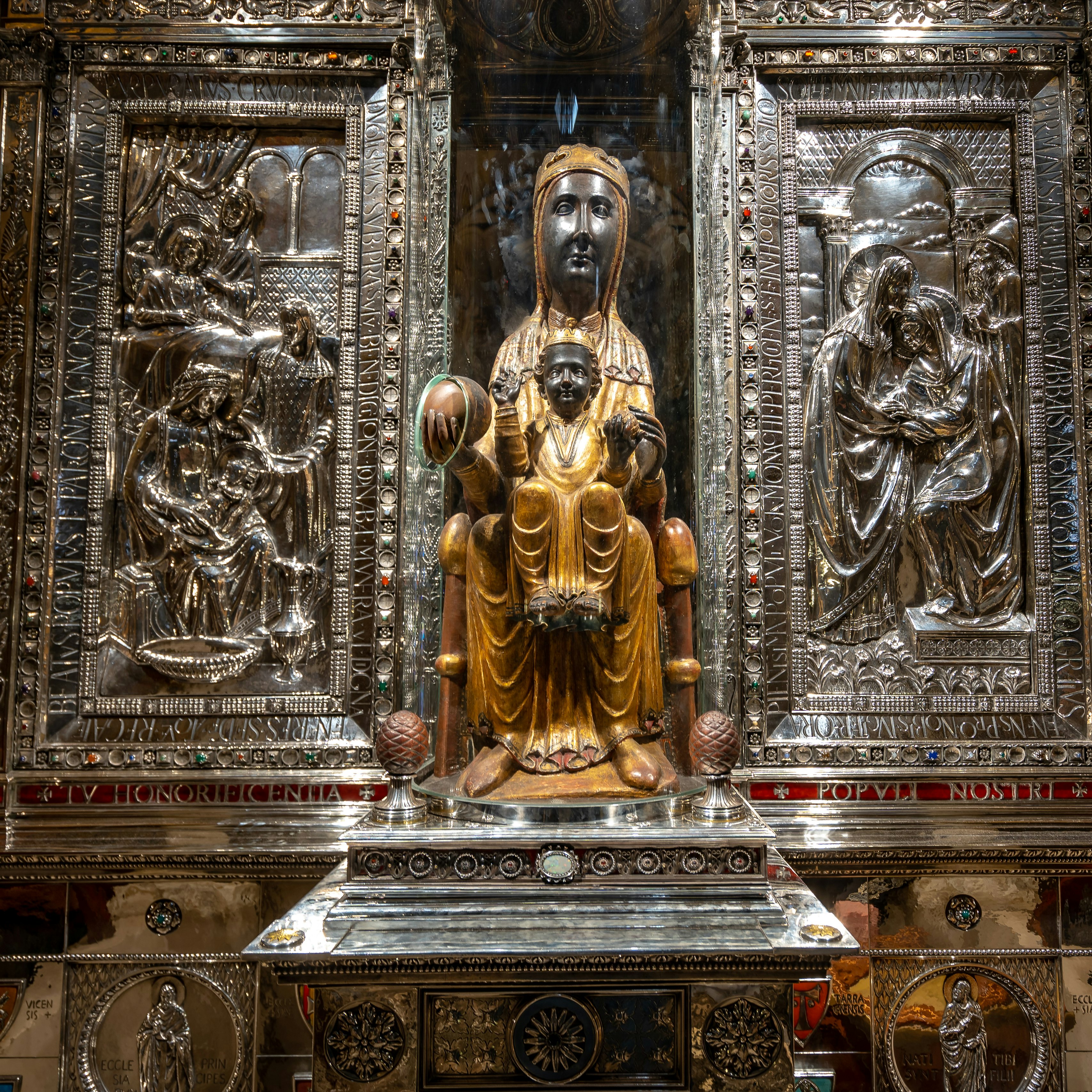 Wooden statue of the Virgin and Child, in the Benedictine monastery of Santa María de Montserrat.