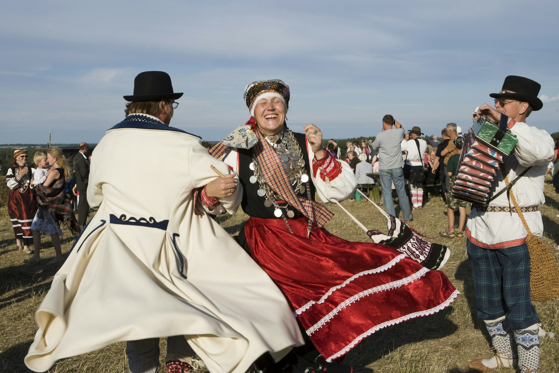 Estijos Viru apskrityje šoka tradiciniais seto kostiumais pasipuošę žmonės