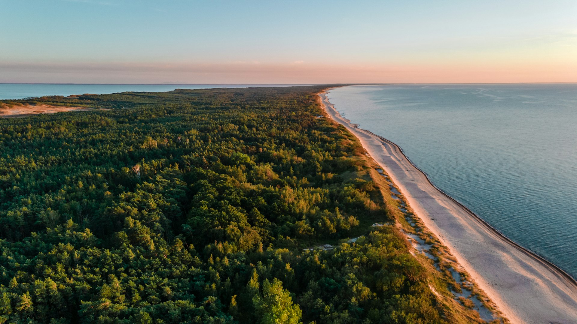 Baltijos jūra su mišku, paplūdimiu ir jūra saulėlydžio metu, Kuršių nerija, Lietuva