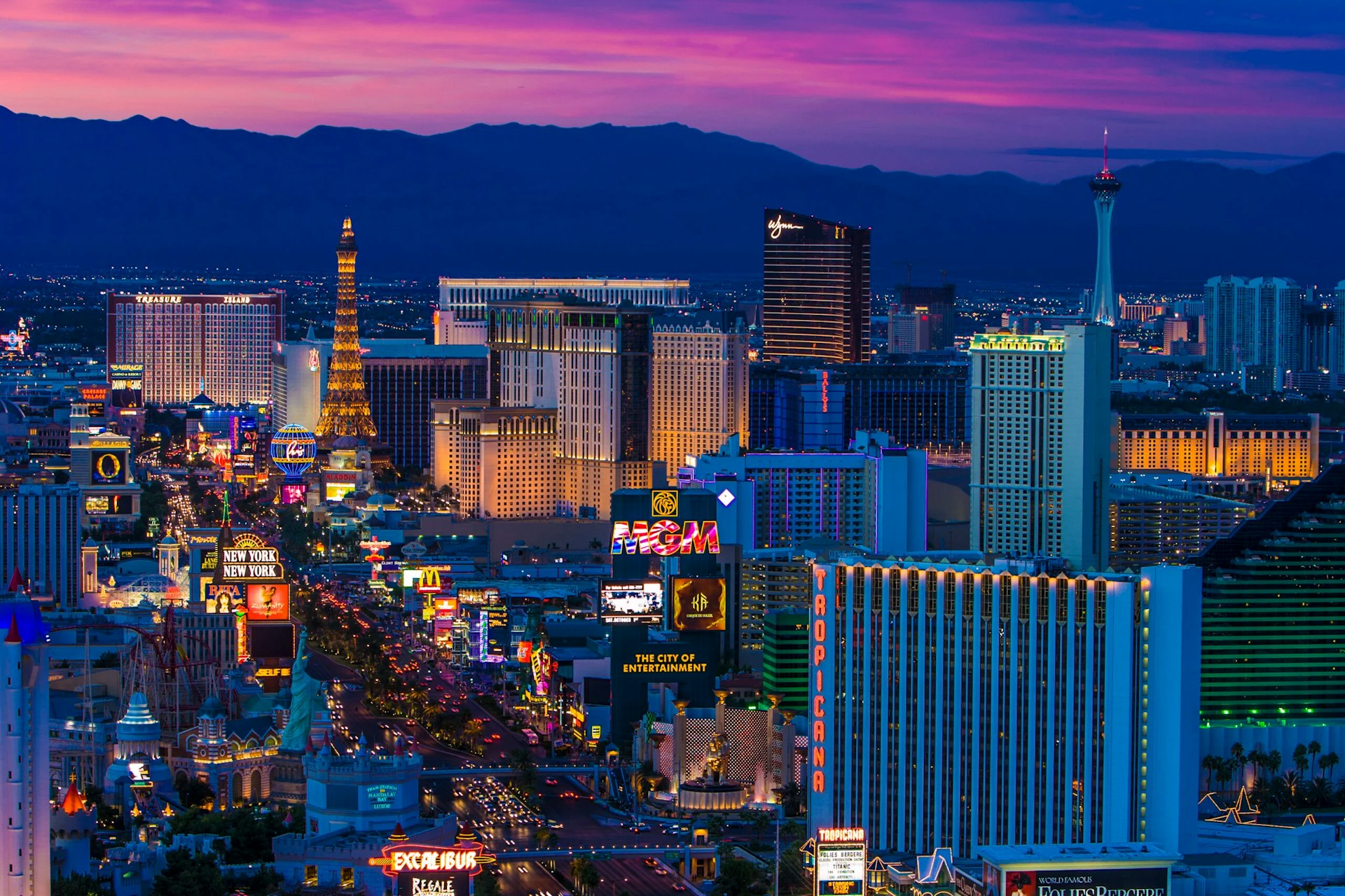 The Vegas strip, one of the best places to redeem points and miles for top-tier rewards
