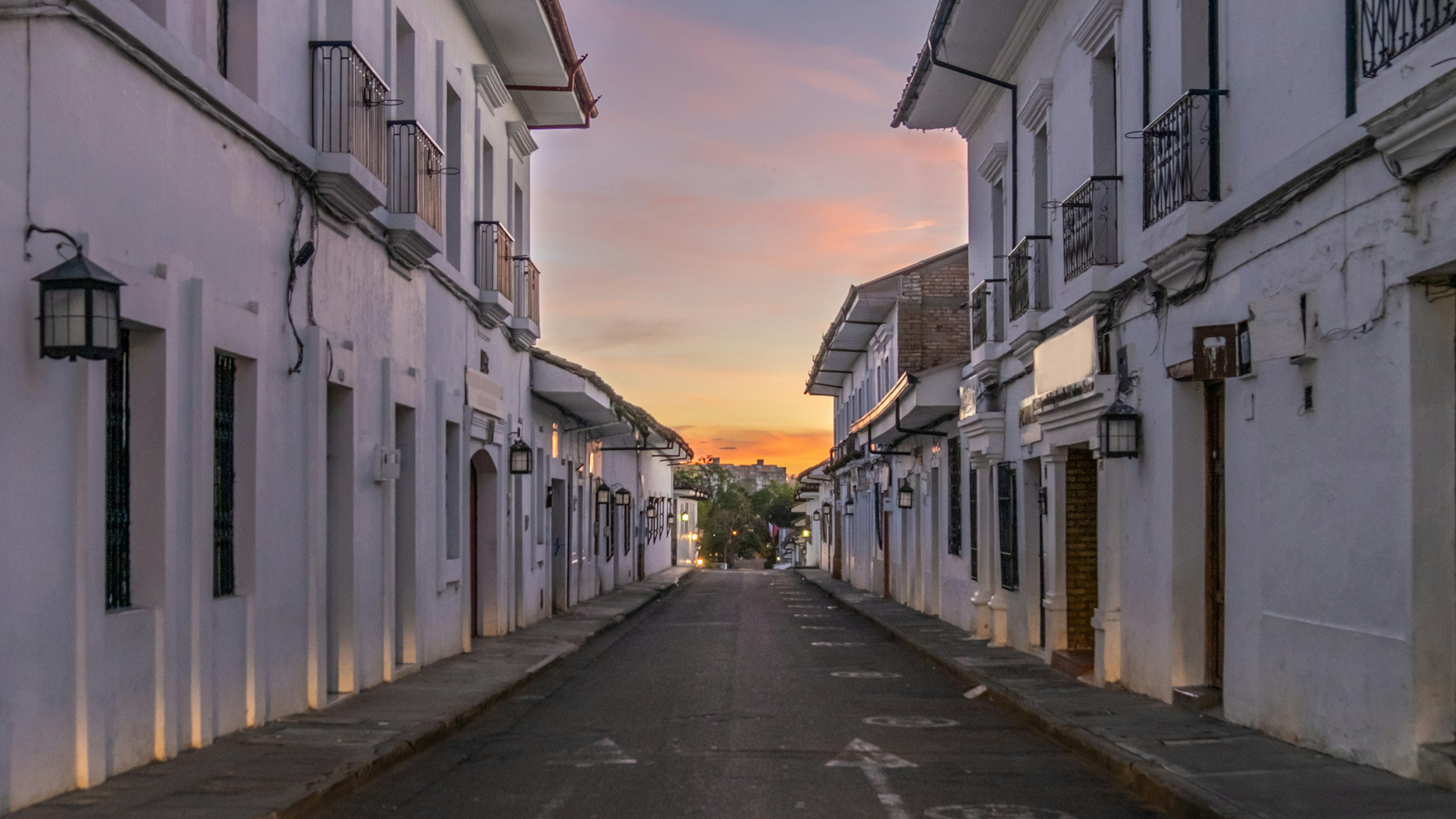 Empty streets early in the morning in ʴǱ貹á, Colombia