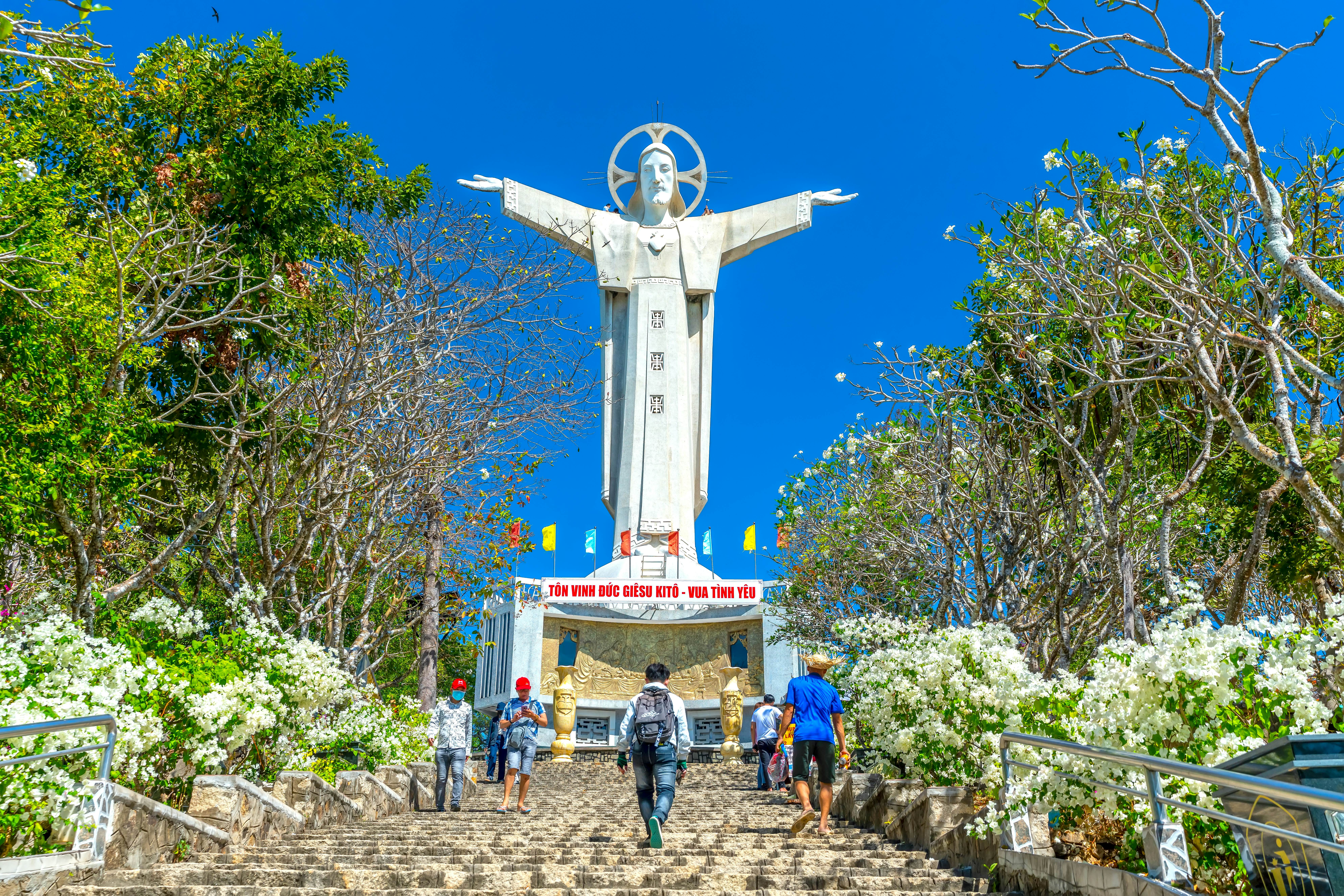 Statue of Jesus Christ standing on Mount Nho attracts pilgrims to visit.
