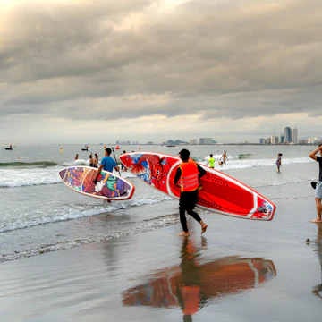 Tourists experience Stand up paddle boarding at My Khe beach, Da Nang City, Vietnam.