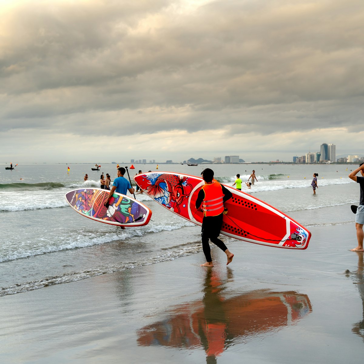 Tourists experience Stand up paddle boarding at My Khe beach, Da Nang City, Vietnam.