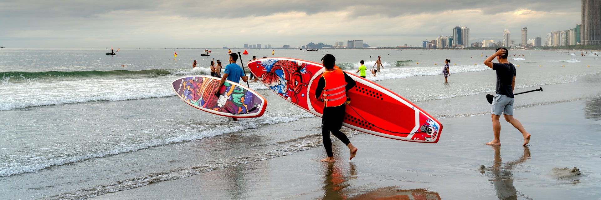 Tourists experience Stand up paddle boarding at My Khe beach, Da Nang City, Vietnam.