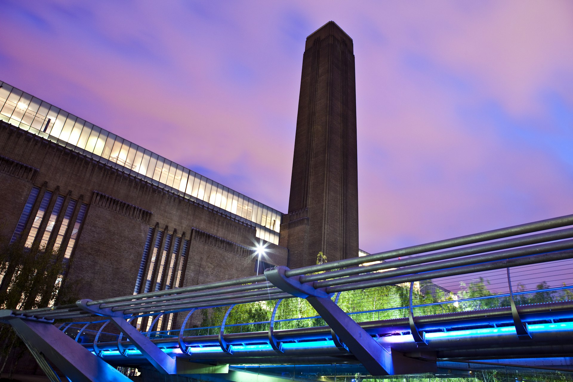 Tate Modern and the Millennium Bridge at dusk in London.